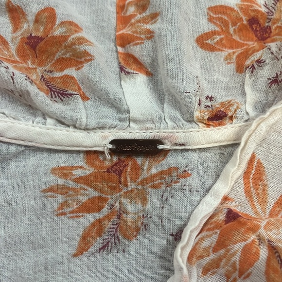 cutest floral open top with ties at the bottom - Picture 2 of 2